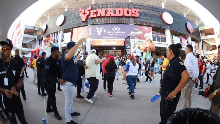 Desde las 16:00 horas, adultos, adultos mayores y niños cruzaron la puerta 3 del estadio de Venados para instalarse en las butacas.