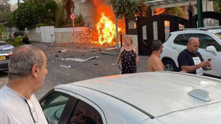 Ataque con cohetes del Hezbolá libanés cerca de un edificio en Kiryat Bialik, en el norte de Israel.