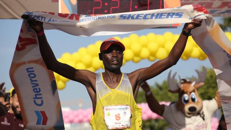 Geoffrey Kenisi Bundi domina los 42.195 kilómetros en Mazatlán.