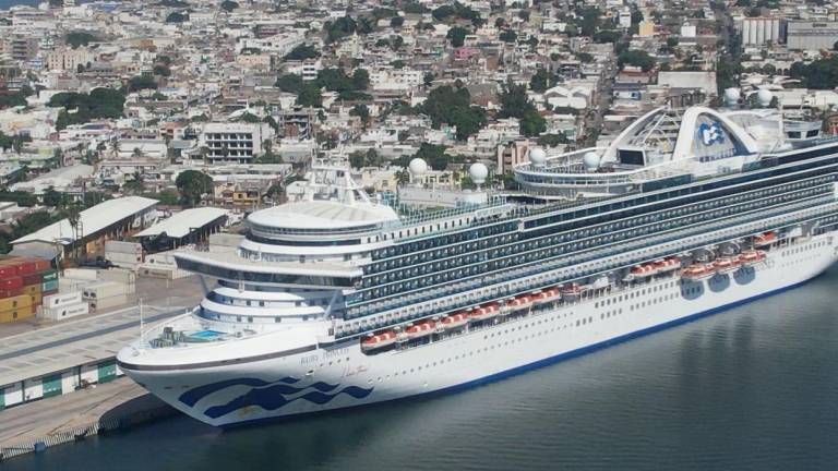 El crucero Ruby Princess arribó la mañana de este lunes a Mazatlán.