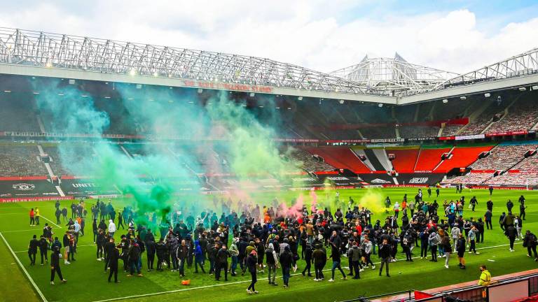 Aficionados irrumpieron en Old Trafford y obligaron a posponer el duelo entre Manchester United y Liverpool.