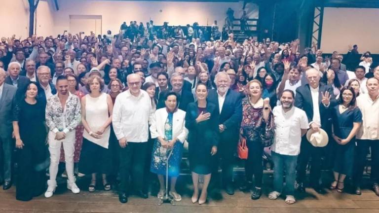 Las personas firmaron un desplegado a favor de la candidatura de Sheinbaum Pardo.