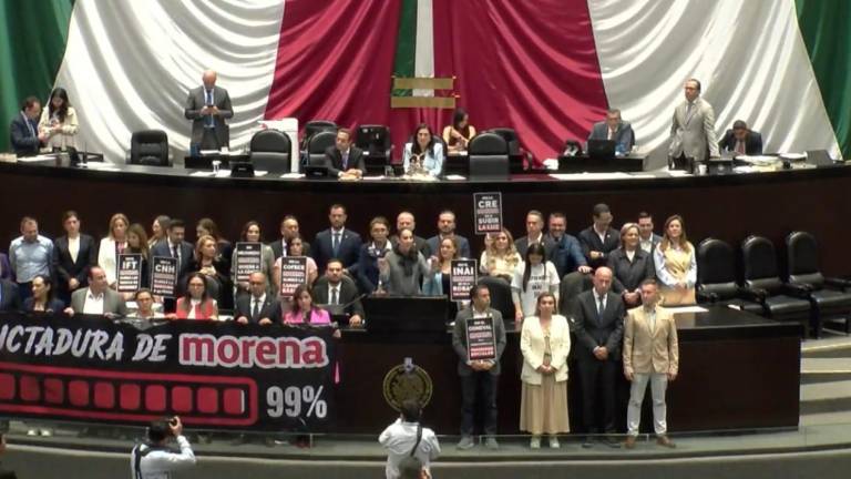 Diputados de oposición realizaron una protesta durante la discusión sobre la reforma para la extinción de siete órganos autónomos.