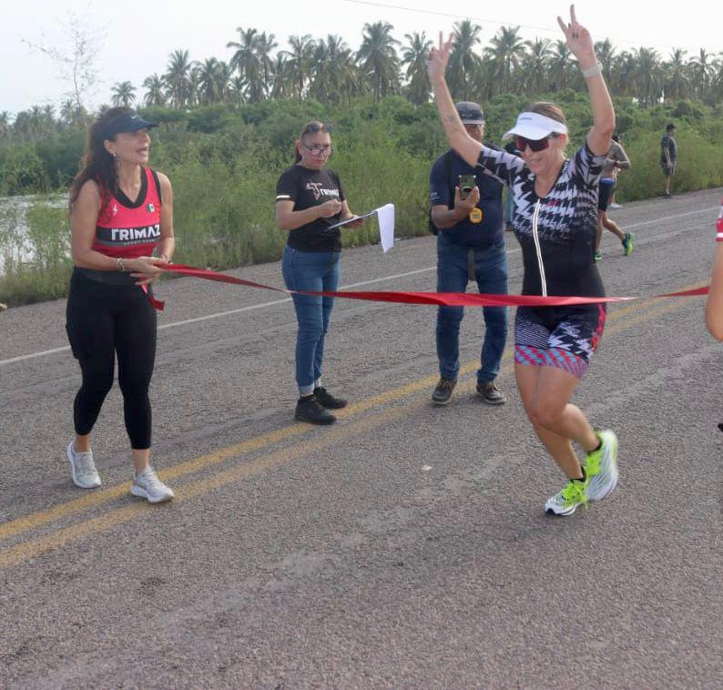 $!José Favela y Antonella Guzmán conquistan Triatlón de la Isla de la Piedra