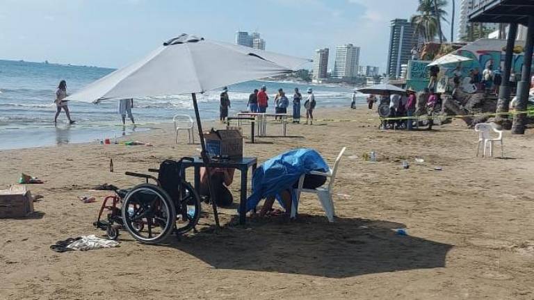 Asesinan a uno a balazos en plena playa de Zona Dorada de Mazatlán