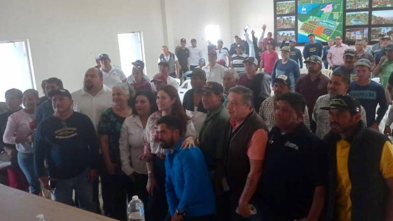 Pescadores y autoridades municipales y estatales en reunión en la Isla de la Piedra.