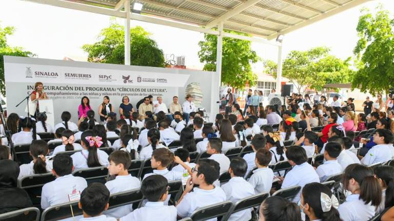 El programa consiste en entregar una dotación de libros con contenidos literarios a diferentes centros educativos, para cambiar el entorno de violencia a través de la cultura.