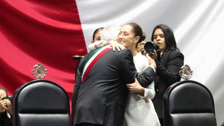 Claudia Sheinbaum arribó a las 11:25 horas de este martes al Palacio Legislativo de San Lázaro y abrazó a López Obrador al llegar al presidium de San Lázaro.