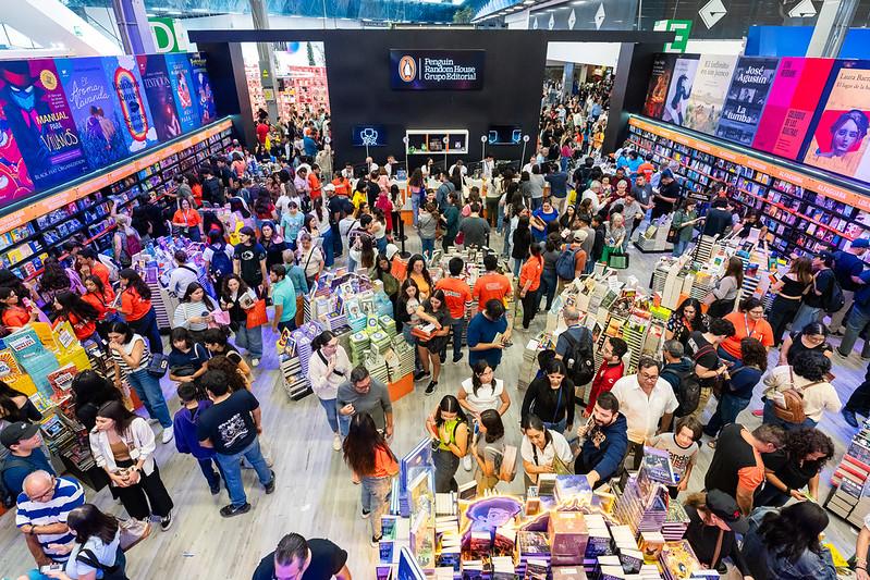 $!Miles de visitantes acuden a la Feria del Libro de Guadalajara.