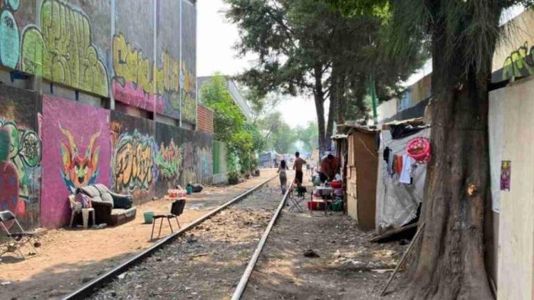 Migrantes habitan en cuartitos improvisados sobre la vía o en casas de acampar.