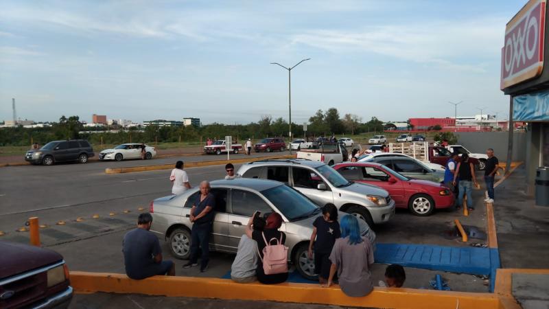 $!Solo con lo que traían puesto huyeron de madrugada evacuados por incendio de gasera en Culiacán