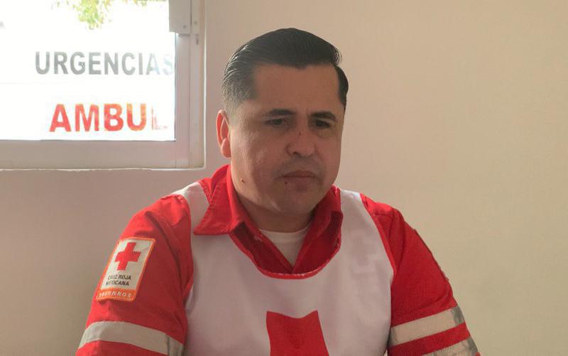 $!Aún lesionados, socorristas de Cruz Roja atendieron a taxista con el que chocaron en Mazatlán