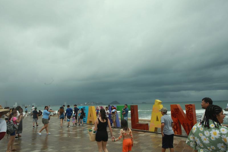 $!Caen intensas lluvias en Mazatlán y ponen en alerta a vecinos de zonas bajas