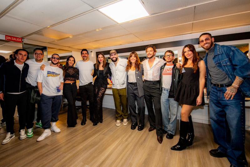 $!El sonorense contó con artistas españoles invitados a cantar con él.