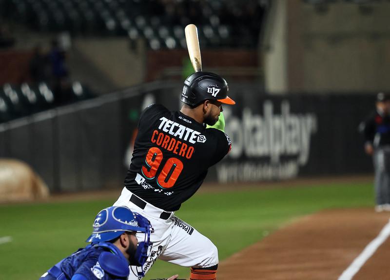 $!Naranjeros pega primero en el Clásico sonorense