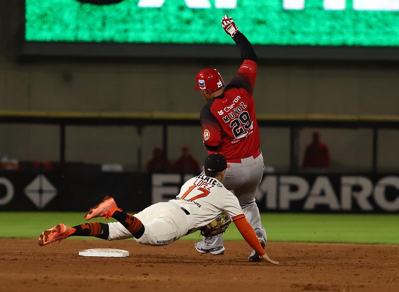 $!Con gran pitcheo y el batazo de Cruz, los Naranjeros igualan la serie ante Mayos