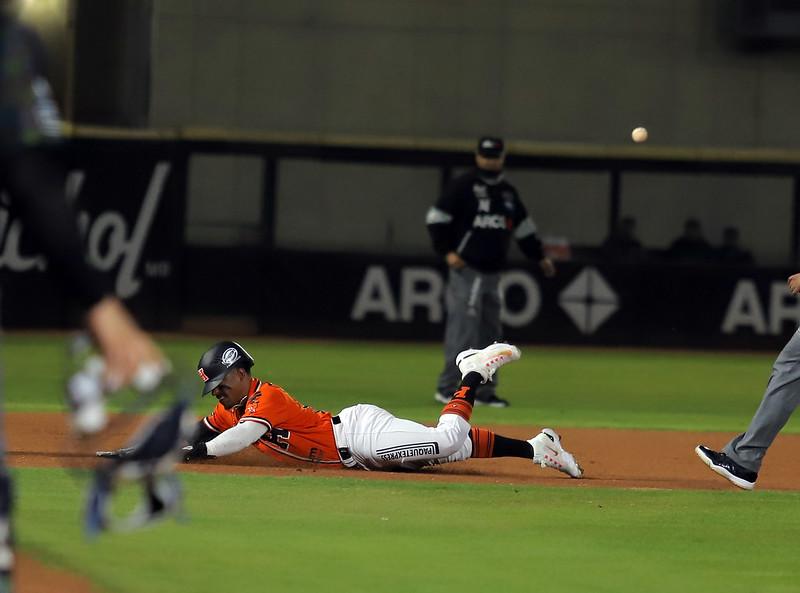 $!Con poder ofensivo Naranjeros toma ventaja ante Algodoneros en la semifinal