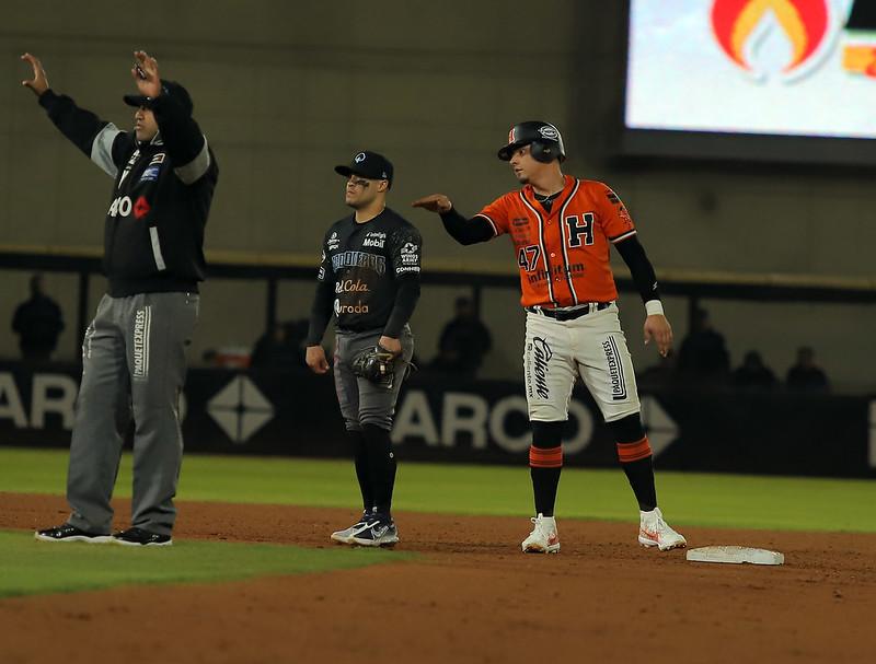 $!Con poder ofensivo Naranjeros toma ventaja ante Algodoneros en la semifinal