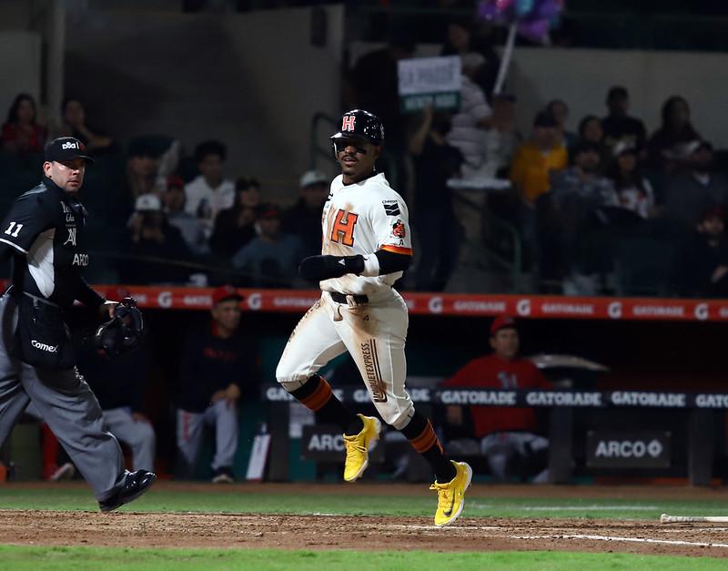 $!Con gran pitcheo y el batazo de Cruz, los Naranjeros igualan la serie ante Mayos