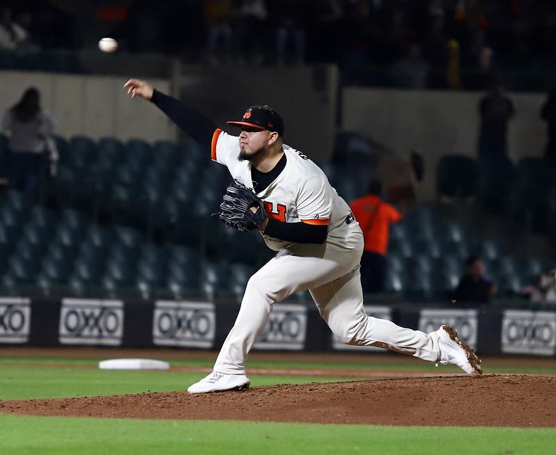 $!Con gran pitcheo y el batazo de Cruz, los Naranjeros igualan la serie ante Mayos