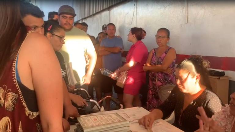 Decenas de personas se quedan sin votar en la casilla especial del Conchi, en Mazatlán.