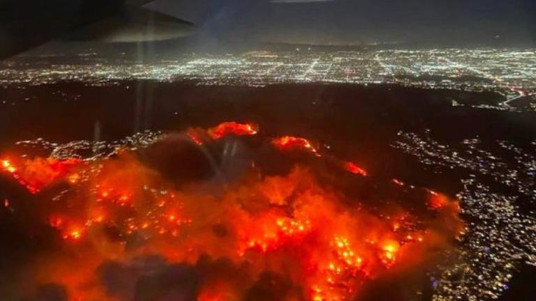 Incendios en California se salen de control y hacen que más de 30 mil residentes lo dejen todo