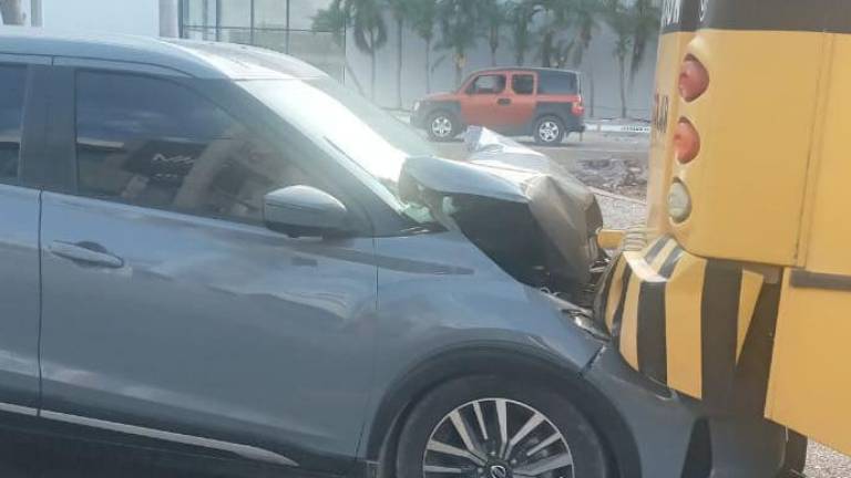 Camioneta choca contra autobús escolar en Mazatlán