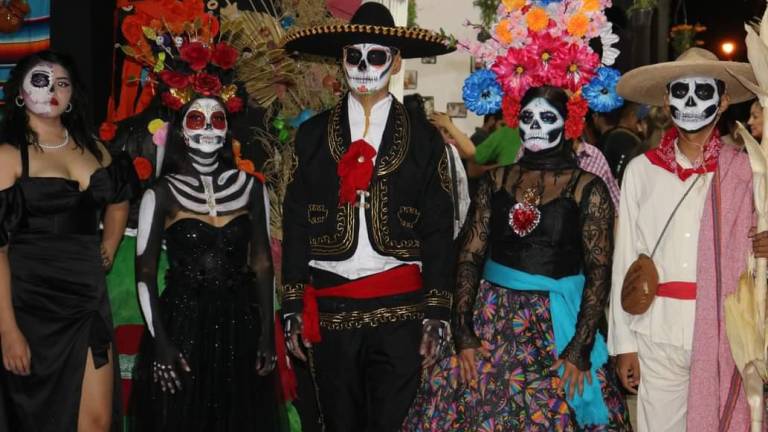 El Festival de Día de Muertos de Escuinapa dio inicio en el panteón Benito Juárez.