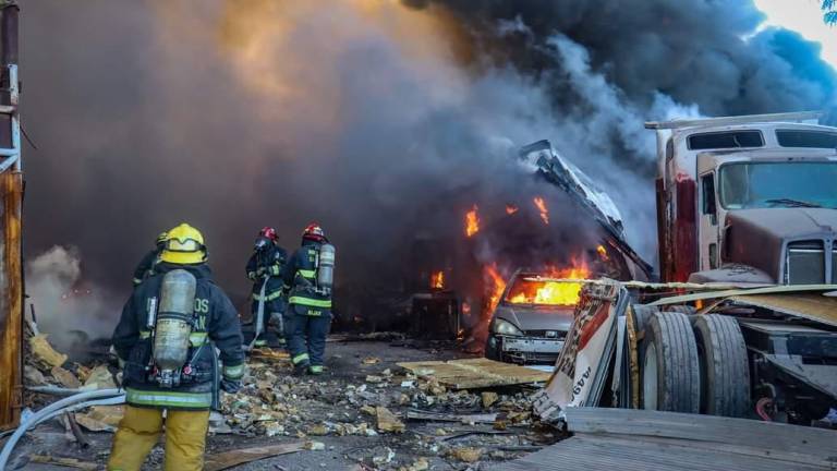 Se incendia depósito de tráileres al sur de Culiacán