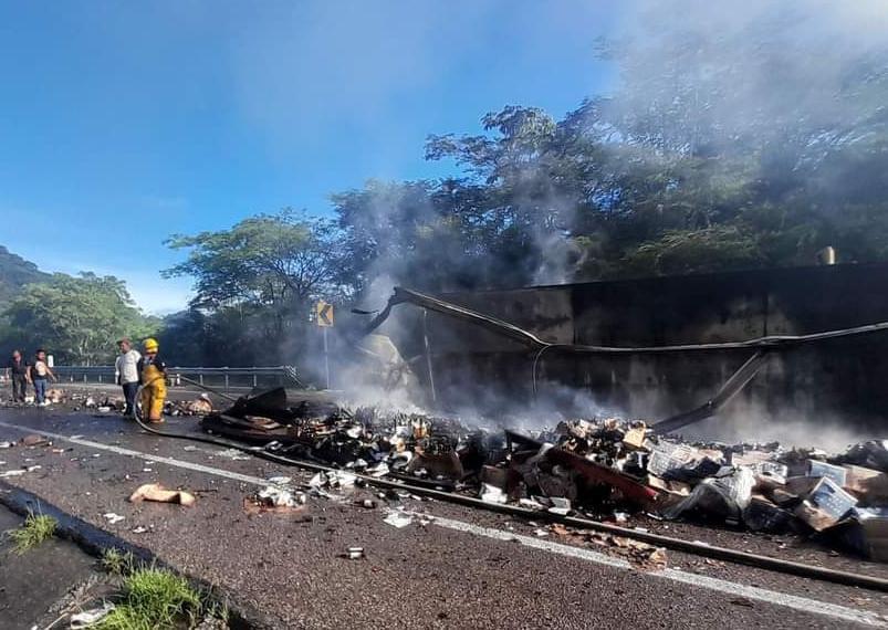 $!Tráiler cargado de cerveza vuelca y se incendia en la Durango-Mazatlán