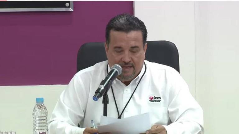 Arturo Fajardo formaliza el inicio de la jornada electoral.