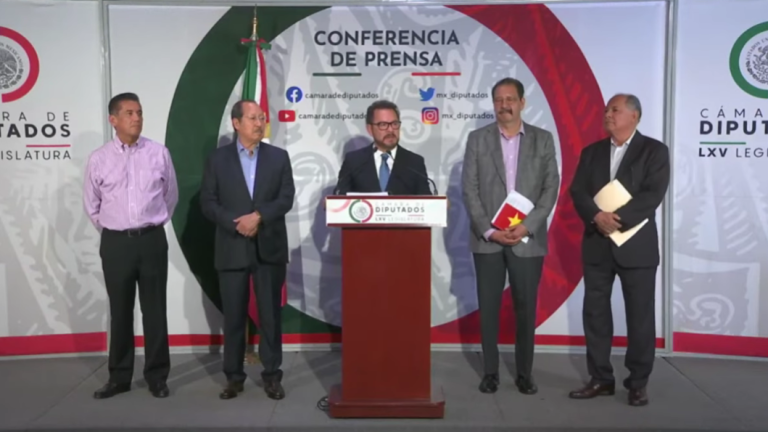 Conferencia de prensa de legisladores para dar a conocer sobre el dictamen de la reforma judicial.