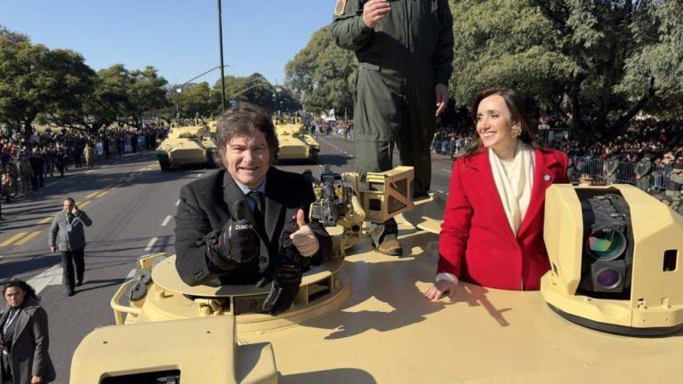 Javier Milei y Victoria Villarruel se suben a tanque de guerra en desfile militar en Argentina