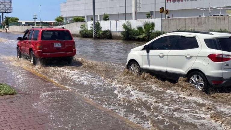 Realizan estudio para resolver inundaciones a un costado de plaza comercial de Mazatlán