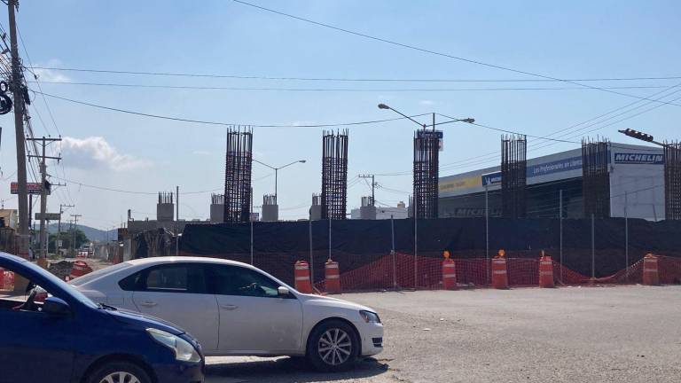 Construcción del puente vehicular en la avenida Libramiento Colosio cerró el único tramo que permitía acceso libre a los conductores rumbo al sur.