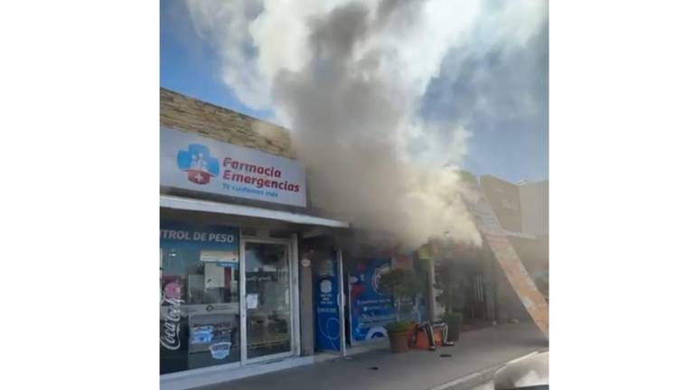 Se registra incendio de papelería en plaza comercial en Valle Alto, Culiacán