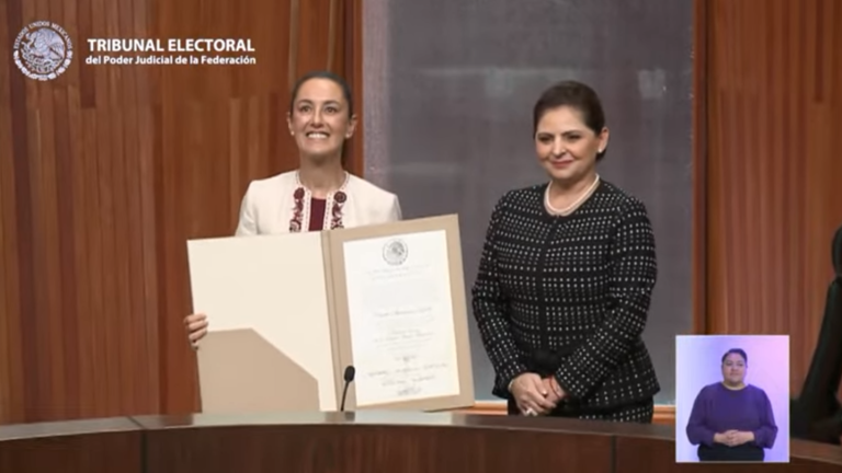 Claudia Sheinbaum Pardo recibe la constancia que la acredita como Presidenta electa de México.