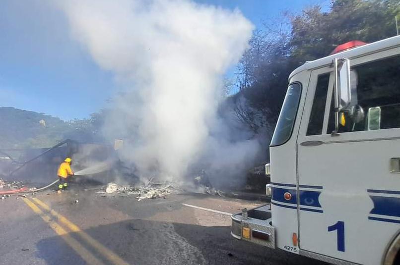 $!Tráiler cargado de cerveza vuelca y se incendia en la Durango-Mazatlán