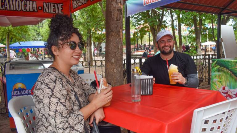 En el evento se pudo degustar de varias comidas típicas de los 30 puestos distribuidos alrededor de la plazuela y del raspado.