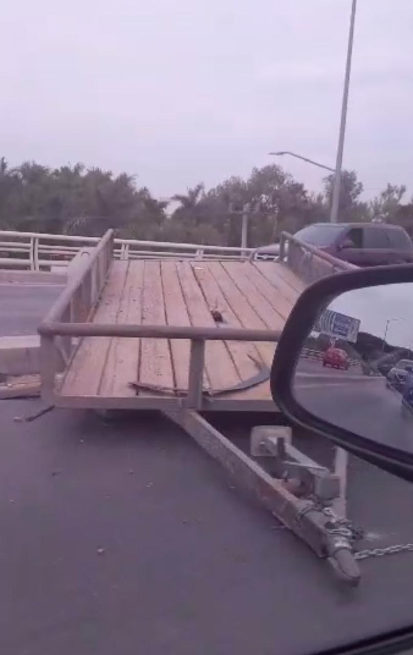 $!Chocan dos camionetas en puente del bulevar Rolando Arjona, en Culiacán