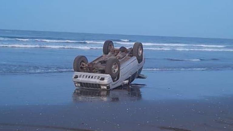 La camioneta se volcó en la orilla de la playa Bellavista, en Angostura.
