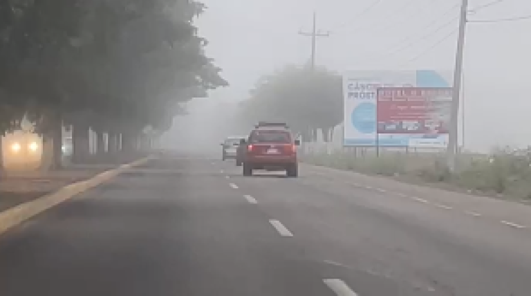 La niebla en la carretera Culiacán-Navolato afecta la visibilidad para los automovilistas que circulan por el lugar.