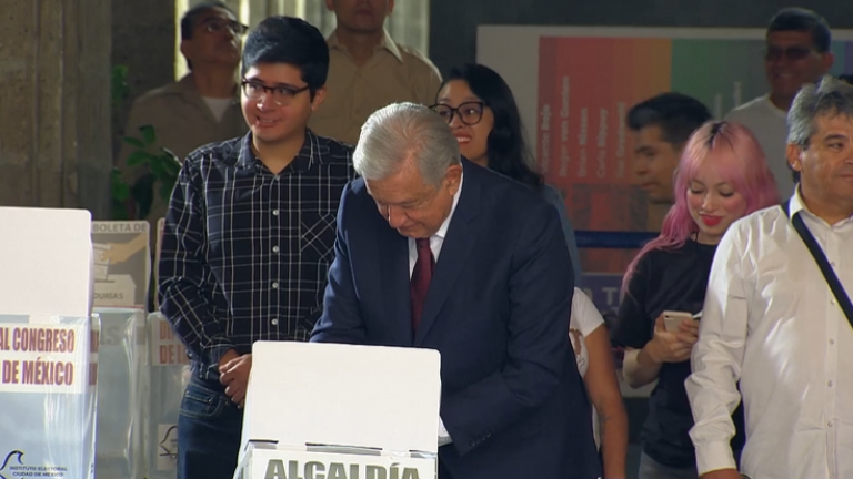 El Presidente de México se presentó en la mesa de votación 4748 instalada en el Museo de Arte de la SHCP.