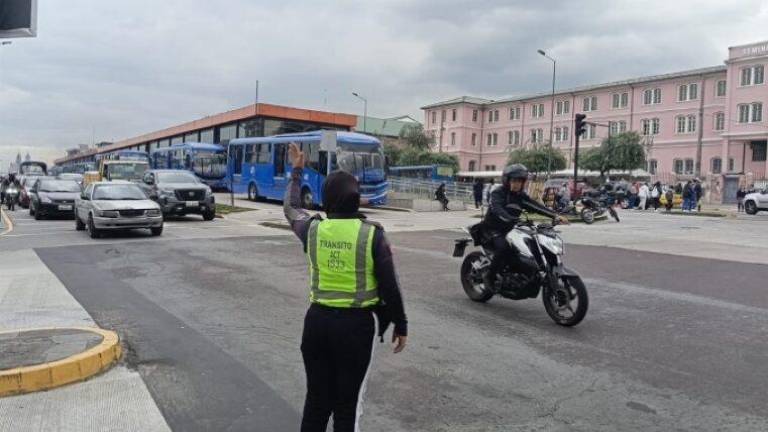 Apagón en Ecuador complica servicio en hospitales, transporte y hogares