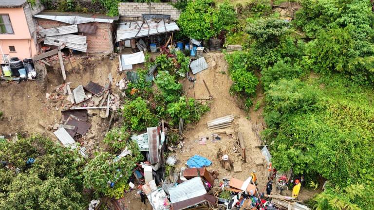 El paredón de una casa colapsó y cayó sobre una vivienda.