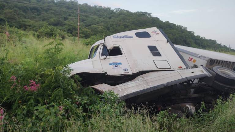 El traíler quedó volcado a un lado de la carretera de cobro Tepic-Mazatlán, sobre el kilómetro 192.