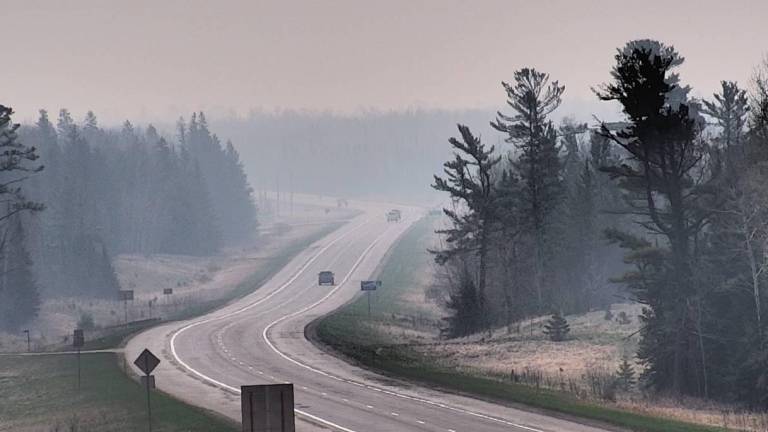 Ordenan evacuar a miles de canadienses tras incendios forestales
