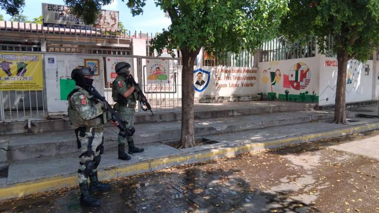 Personal militar resguarda una de las escuelas de Culiacán.