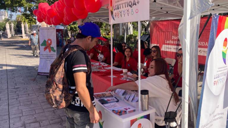 En los módulos de atención, personal del Capasits aplicaron pruebas rápidas de detección de VIH, en la explanada de Palacio Municipal.