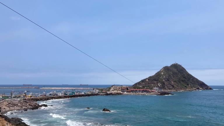 Desde este miércoles, un cable de la tirolesa ya cruza del Cerro de El Crestón al Cerro del Vigía.